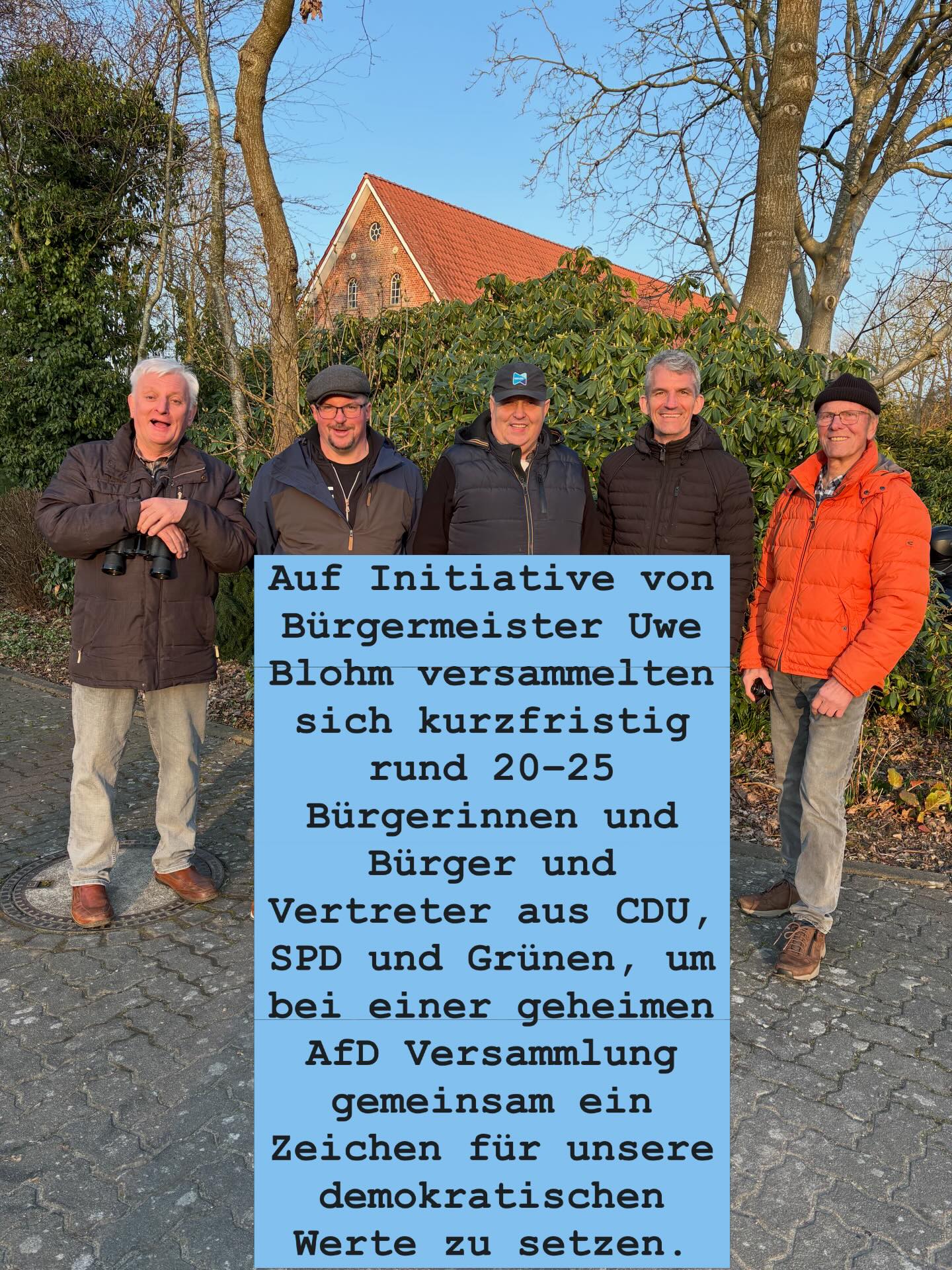 Klare Haltung der demokratischen Mitte in Nordleda

Bei einer geschlossenen Veranstaltung der AfD im  Gasthof „Kiek mol in“ in Nordleda wurde deutlich: Transparenz sieht anders aus. Weder die Öffentlichkeit noch die Presse erhielten Zutritt.

Auf Initiative von Bürgermeister Uwe Blohm versammelten sich kurzfristig rund 20–25 Bürgerinnen und Bürger aus CDU, SPD und Grünen, um gemeinsam ein Zeichen für unsere demokratischen Werte zu setzen.

Auch der CDU-Kandidat für die Samtgemeindebürgermeisterwahl Michael Merz war vor Ort und hat diese klare Haltung unterstützt. Es wurde versucht, mit den Veranstaltern den Dialog zu suchen – dieser wurde jedoch leider abgelehnt. Dennoch bleibt für ihn und die CDU klar: Dialogbereitschaft gehört zur Demokratie dazu und wird auch künftig angeboten – eine politische Zusammenarbeit mit der AfD kommt jedoch nicht in Betracht.

Besonders wichtig ist ihm dabei ein anderer Punkt: Die Menschen, die sich aus Unzufriedenheit bei vergangenen Wahlen für die AfD entschieden haben, dürfen wir nicht aufgeben. Es ist sein persönlicher Auftrag und der Auftrag der CDU im Land Hadeln, diese Bürgerinnen und Bürger durch verlässliche, sachliche Politik wieder für die demokratische Mitte zu gewinnen.

Bürgermeister Uwe Blom hat in seinem Statement ebenfalls deutlich gemacht: Es braucht klare Haltung und den gemeinsamen Einsatz aller demokratischen Kräfte für Zusammenhalt, Demokratie und unsere Heimat.