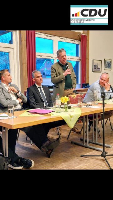 🐺 Wolfsmanagement im Land Hadeln – Ein Thema, das uns bewegt! 💬

Über 130 Gäste, ein intensiver Austausch und ein klares Signal: Der Handlungsbedarf beim Thema Wolf wächst rasant!

📈 Als Samtgemeindebürgermeisterkandidat hat Michael Merz den Abend mit hochkarätigen Gästen unter der Überschrift „Jetzt. Für die Landwirtschaft, für den Deichschutz und die Menschen im ländlichen Raum handeln!“ eröffnet.

Die Kernforderungen unserer Experten von Deichverband, Landvolk und Jagdverband:

✅ Schnelles, konsequentes Handeln bei Wolfsrissen

✅ Wolfsfreie Zonen zum Schutz von Deichen und Weidetieren 🐑

✅ Aufnahme des Wolfes ins Jagdrecht zur Regulation 🎯

Unser Fazit: Die Voraussetzungen auf Bundesebene sind da. Jetzt muss das Land Niedersachsen handeln – ohne neue Hürden! ⚖️
Danke an alle für den starken und sachlichen Austausch! 🙌

#CDULandHadeln #LandHadeln #Cuxland #Wolfsmanagement #Deichschutz