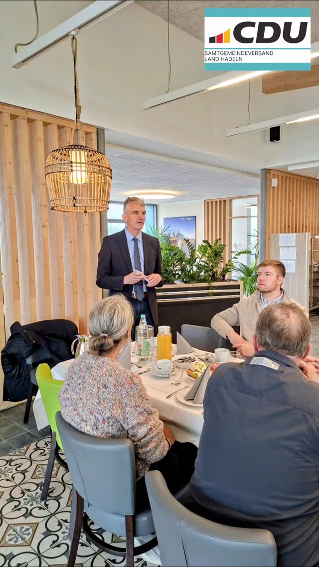 Gemeinsam für eine starke Wirtschaft im Land Hadeln! 🤝☕️

Heute Morgen durfte ich als Samtgemeindebürgermeisterkandidat viele engagierte Unternehmerinnen und Unternehmer aus unserer Samtgemeinde zu einem gemeinsamen Businessfrühstück begrüßen. 🥐

Ein riesiges Dankeschön für die offenen Gespräche, die wertvollen Impulse und den ehrlichen Austausch! 💬✨

Im Mittelpunkt stand unser gemeinsamer Blick nach vorn:
🚀 Welche Chancen und Herausforderungen liegen vor uns?

🤝 Wie können Verwaltung und Wirtschaft künftig noch enger, vertrauensvoller und lösungsorientierter zusammenarbeiten?
Für mich und die CDU Land Hadeln ist völlig klar: Eine starke wirtschaftliche Entwicklung, sichere Arbeitsplätze und stabile Steuereinnahmen sind der Motor für die Zukunft unserer Region – und damit auch für unsere Lebensqualität vor Ort! 🏘️📈

Dabei sehe ich die Verwaltung nicht nur als Behörde, sondern als modernen, digitalen Dienstleister an der Seite unserer Betriebe. 💻💡 Eine echte Partnerschaft, die von Vertrauen, Verlässlichkeit und regelmäßigem Austausch geprägt ist, ist für mich von ganz besonderer Bedeutung.

Mein Ziel: Ich möchte regelmäßige Wirtschaftsgespräche und Netzwerktreffen etablieren. Lasst uns gemeinsam Ideen entwickeln, Herausforderungen frühzeitig anpacken und unsere Samtgemeinde Land Hadeln nachhaltig voranbringen! 🌱💪
Ich freue mich auf den weiteren Weg mit euch!
Euer Michael Merz

#AnpackenFürHadeln #cdulandhadeln 
#michaelmerz2026
 #BusinessFrühstück #Netzwerken